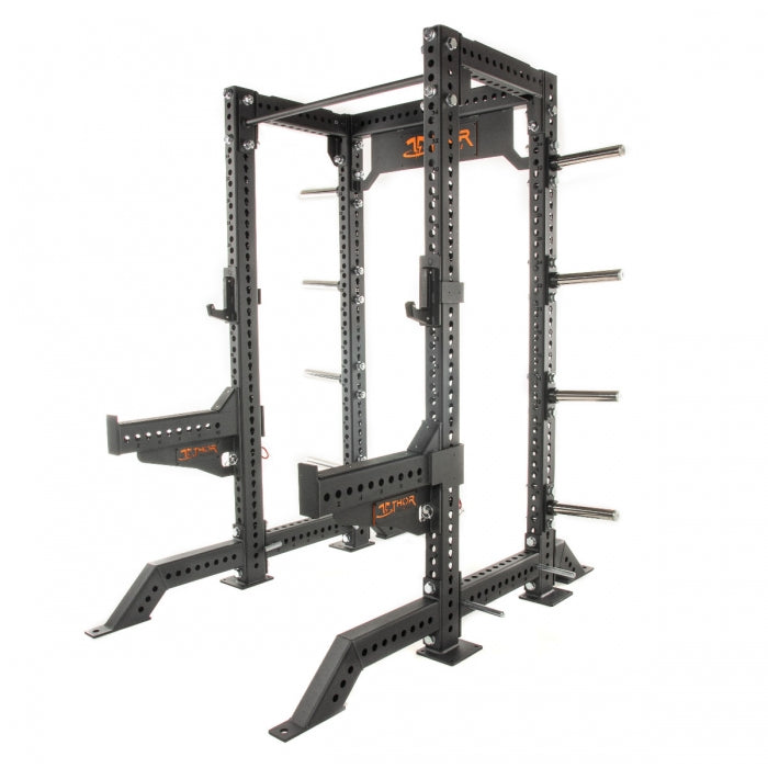 Thor Fitness Gravis Half Rack, solidt half rack med safety spotter arms og pull up bar. Derudover er der pinde til at spænde elastikker fast, samt opbevaring til vægtskiver.
